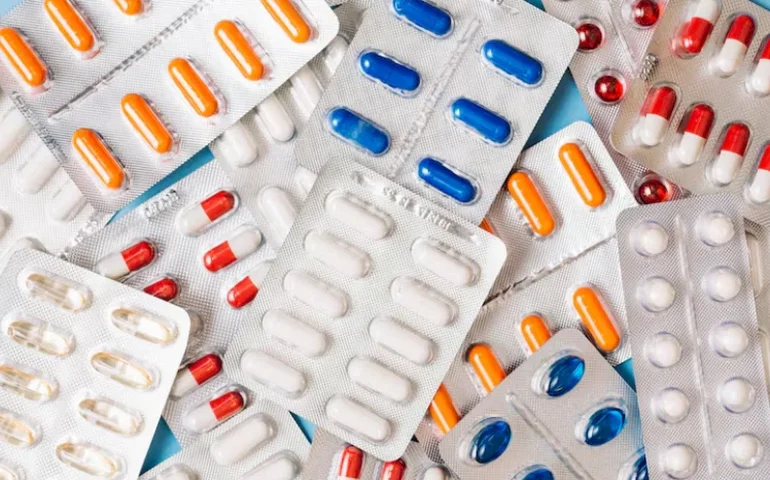 Como manter medicamentos organizados e armazenados corretamente dentro de casa