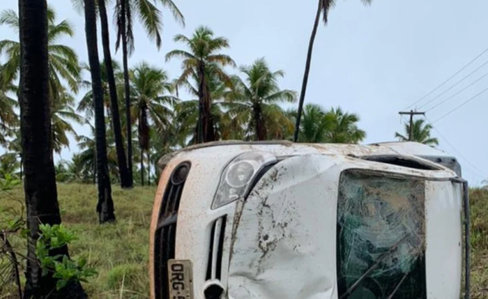 Carro capotou na pista após motorista tentar realizar uma curva