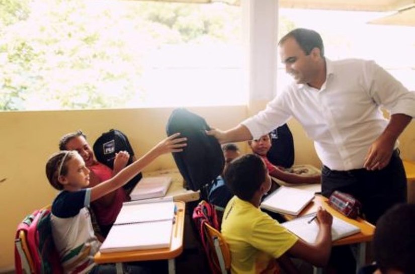 Prefeito de Pilar entrega mais de dois mil kits escolares a alunos da rede pública