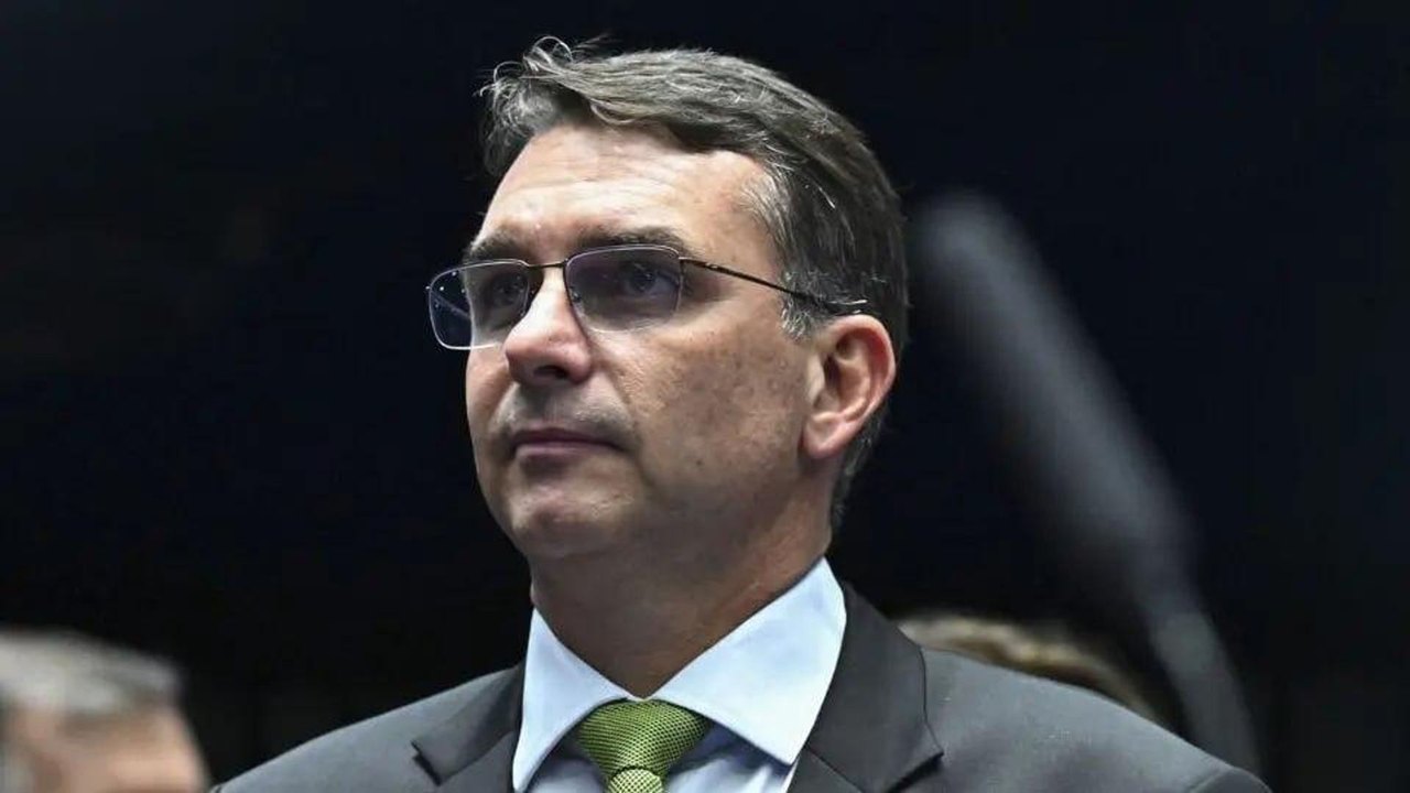 Flávio Bolsonaro repete boato sobre urnas e cita empresa venezuelana diante de diplomatas