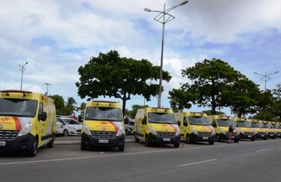 Governador entrega 15 ambulâncias para transporte sanitário nesta terça