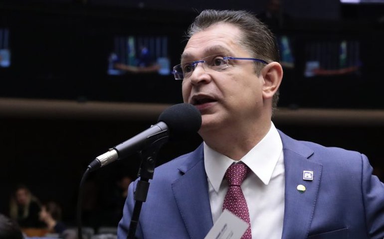 Líder do PL apoia redução de penas e descarta anistia ampla em projeto que pode beneficiar Bolsonaro
