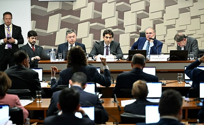 Galípolo ouve pergunta do senador Veneziano Vital do Rêgo   Fonte: Agência Senado