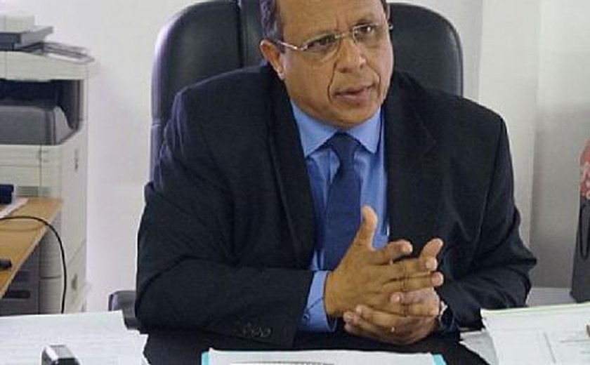 Sete presos estão algemados inadequadamente em cano na Deic