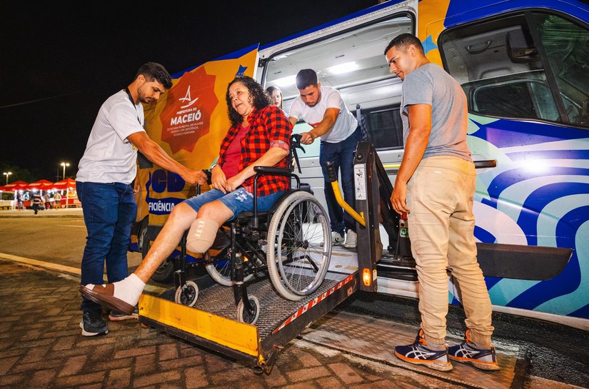 Prefeitura de Maceió disponibiliza transporte adaptado para pessoas com deficiência durante Verão Massayó