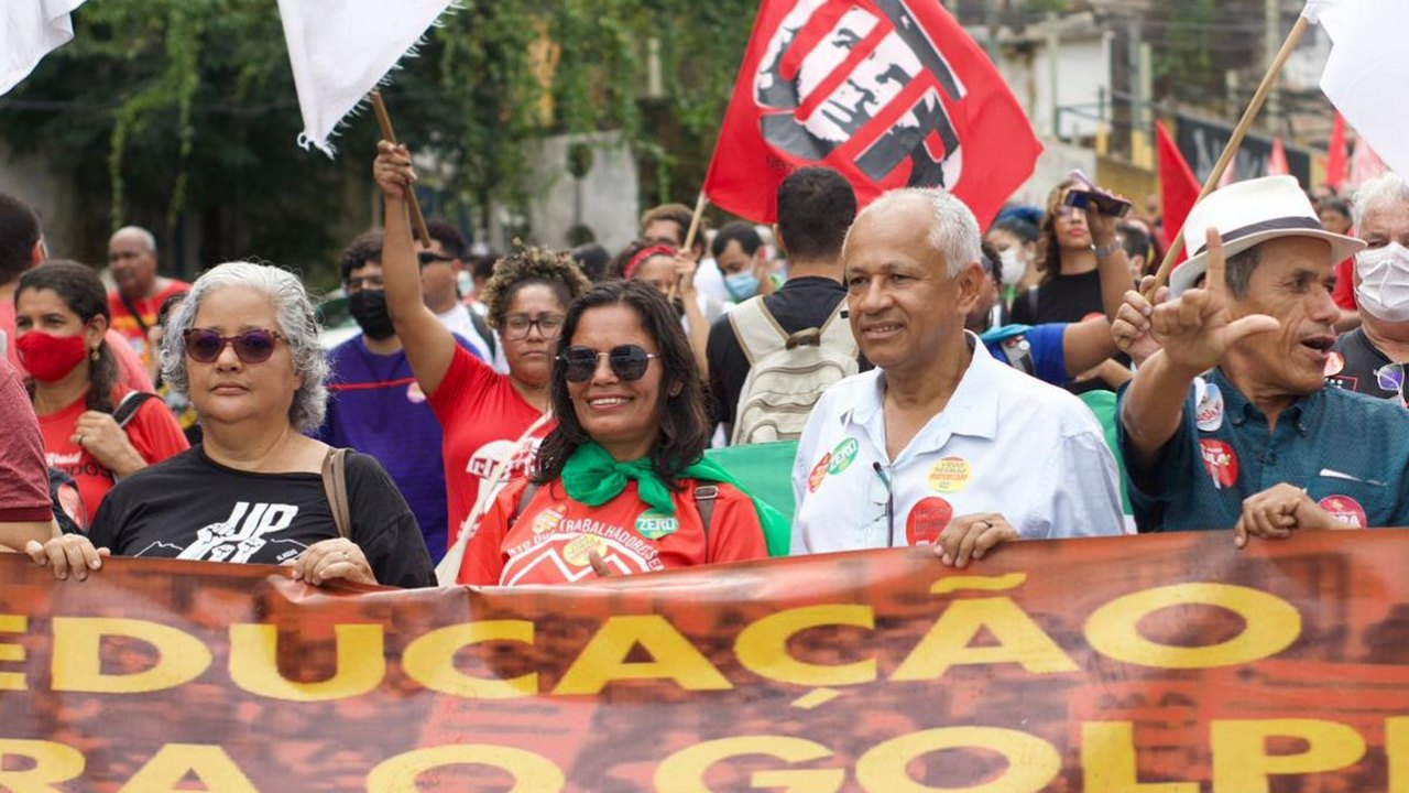 Candidato ao governo, professor Cícero participa de ato pela democracia e convoca alagoanos à luta