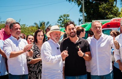 Prefeito de Santana do Mundaú recebe Unidade Móvel Odontológica das mãos do presidente Lula