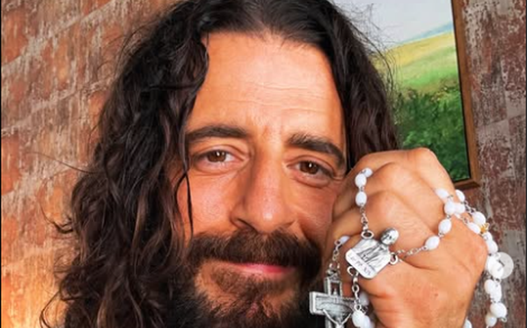 'The Chosen': Jonathan Roumie detalha preparação intensa para viver a crucificação de Jesus