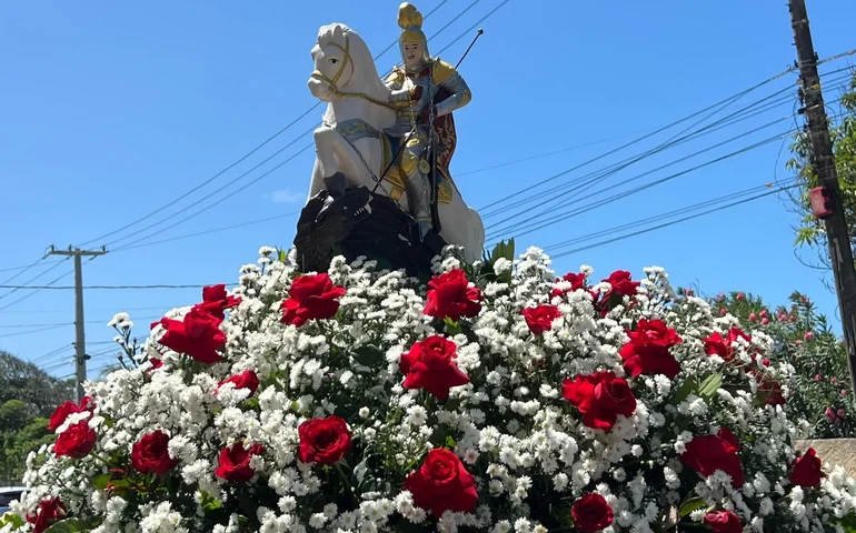 Como São Jorge se tornou padroeiro popular da cultura suburbana carioca?