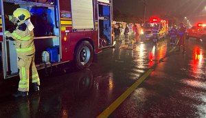 Carro colide com viatura do Corpo de Bombeiros e deixa duas pessoas feridas em Aracaju