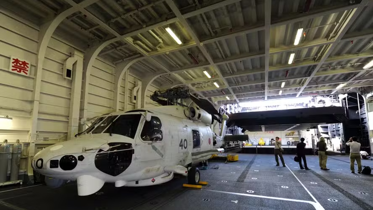 Colisão de helicópteros militares deixa um morto e sete desaparecidos no Japão