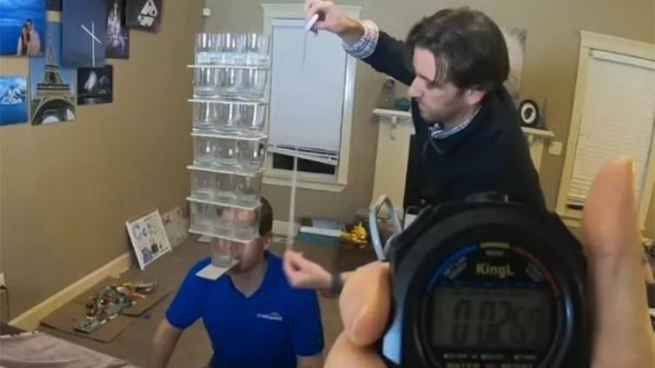 Americano equilibra 19 copos de vidro com a boca e entra para o Guinness