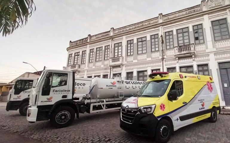 Estado autoriza 10 km de pavimento asfáltico e entrega veículos em Viçosa