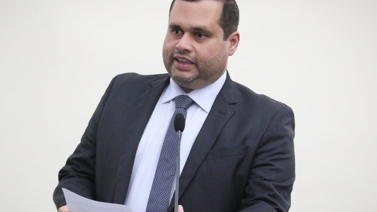 Fernando Pereira alerta sobre prazo de funcionamento de abatedouro em Viçosa
