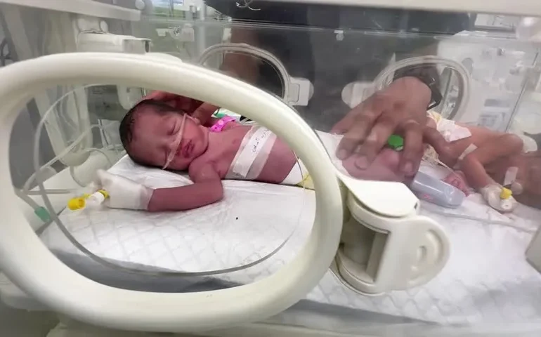 Morre bebê palestino 'resgatado' do útero da mãe após ataque israelense em Gaza; vídeo
