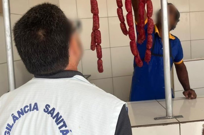 Vigilância Sanitária apreende 500kg de alimentos estragados no Petrópolis