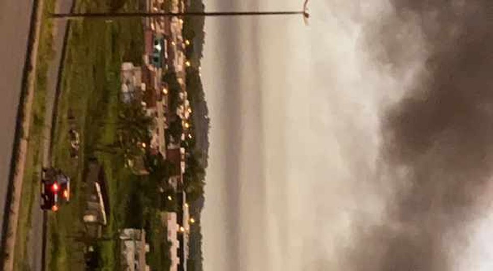 Moradores fecham trecho da BR-101 com pneus em chamas