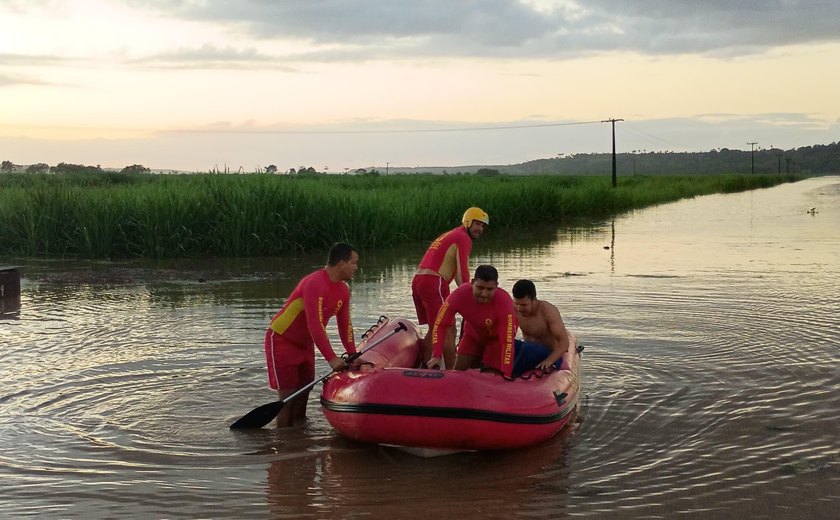 Bombeiros resgatam homem ilhado em usina