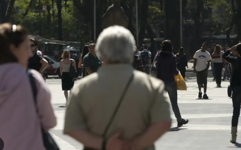 Mulher de 62 anos desaparece na Praça Seca; família pede ajuda para encontrá-la