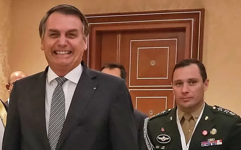 Cid entregou para Bolsonaro dinheiro em espécie de venda de Rolex, diz advogado de militar
