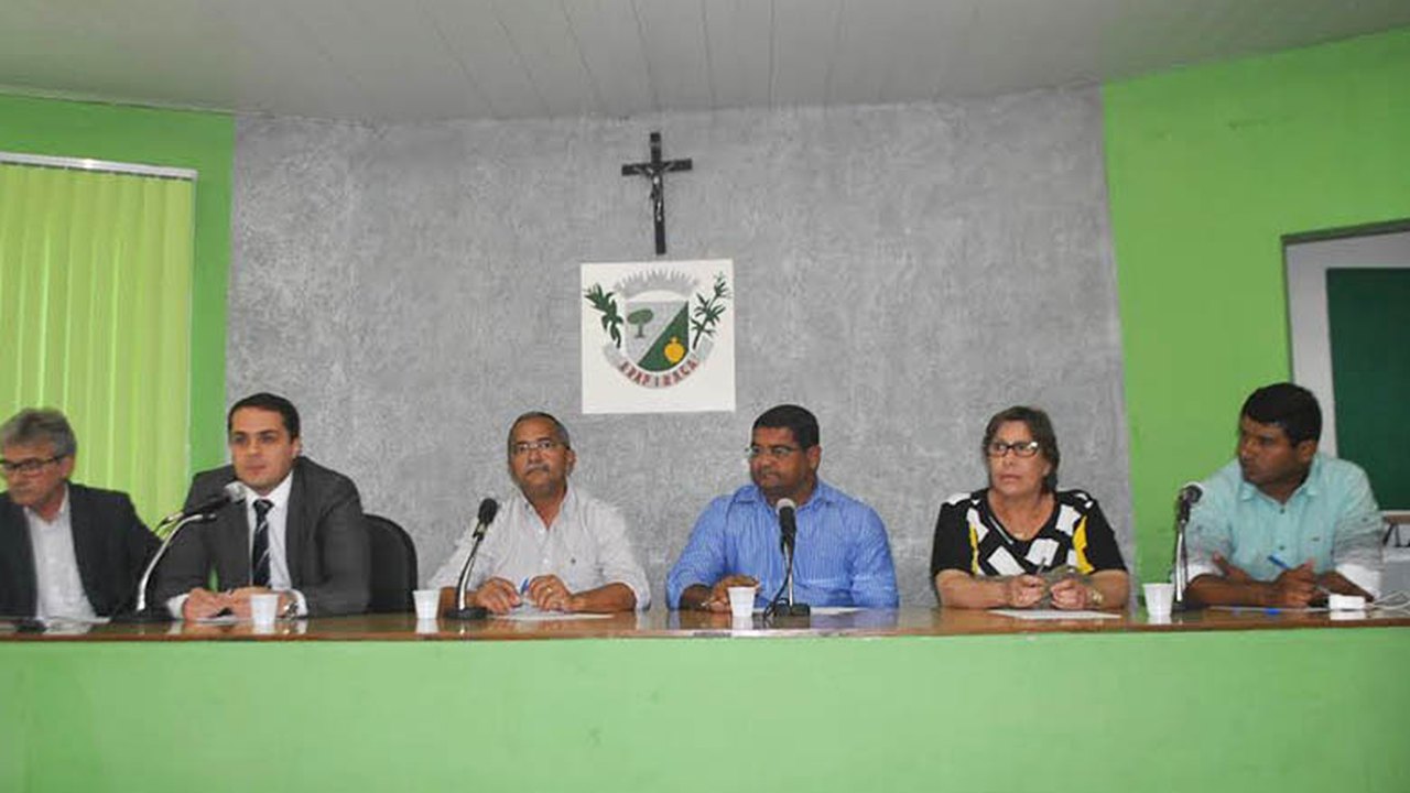 Arapiraca: Célia Rocha participa de reunião com vereadores e diretores da Casal