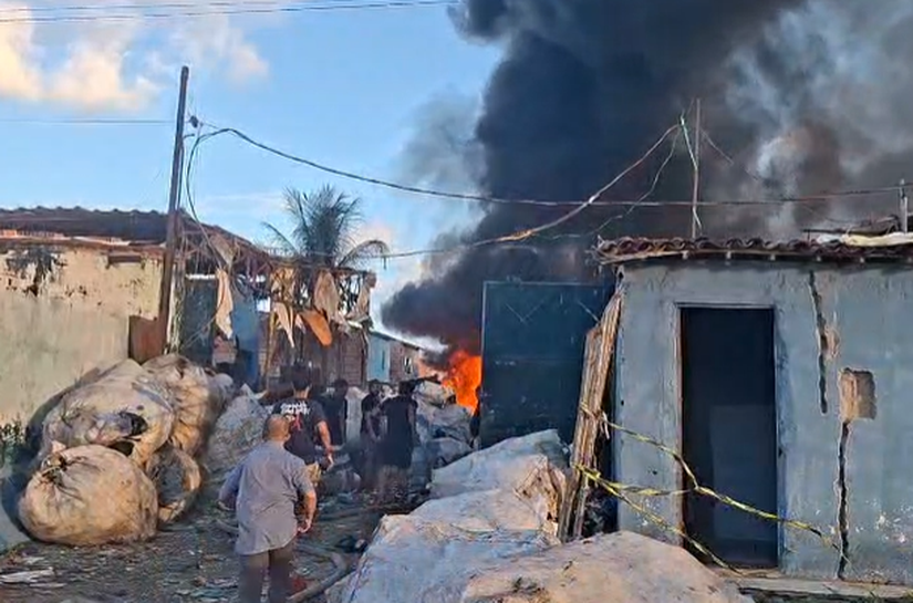 Galpão de reciclagem é atingido por grande incêndio, em Maceió