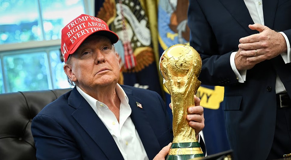 Donald Trump com a taça da Copa do Mundo