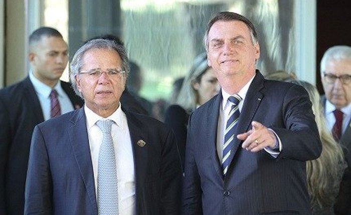 Paulo Guedes assina regras para autorização de concursos