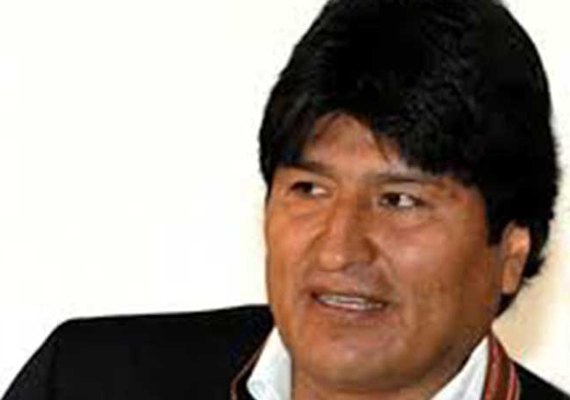 Em visita à Europa, Evo Morales conhece aeronaves da Força Aérea italiana