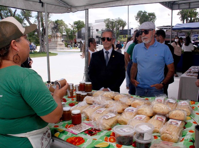 Presidente Fábio Bittencourt prestigia retorno da feira agroecológica do TJAL