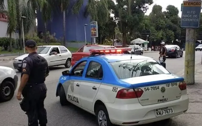 Traficantes sequestram sete ônibus e usam como barricadas no Rio