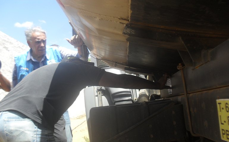 Vigilância Sanitária Estadual realiza vistoria de carros-pipa em Santana