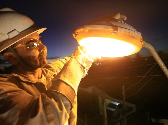 Prefeitura de Maceió leva iluminação à Praça Cely Loureiro