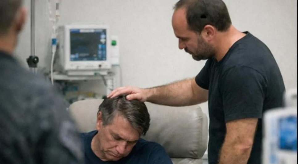 Jair Bolsonaro e seu filho, Carlos Bolsonaro. - Foto: Reprodução/X @CarlosBolsonaro