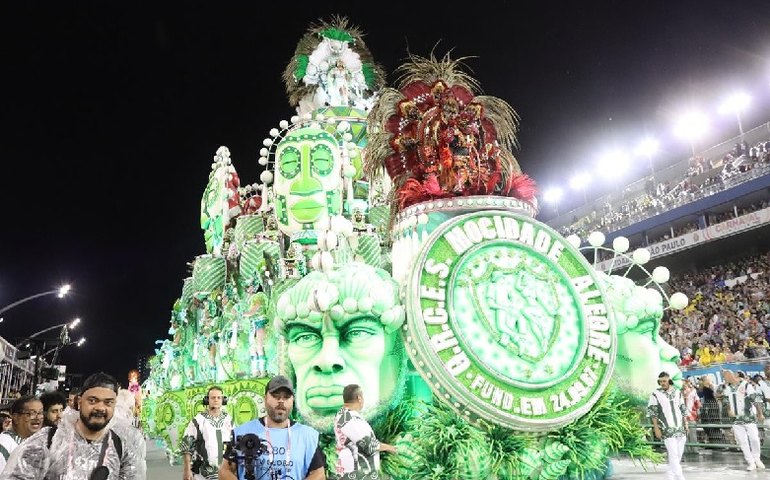 Aos gritos de ‘a campeã voltou’, Mocidade Alegre celebra em SP título ‘entalado’
