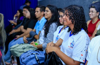 Parceria entre escola e instituições leva cinema de graça para estudantes da rede estadual