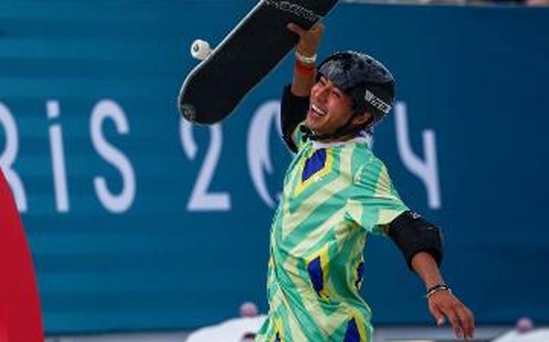 Augusto Akio comemora bronze e destaca apoio após contusão: 'Cheguei por muito esforço'