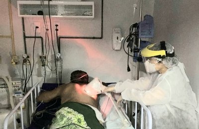 Hospital de Emergência do Agreste adota terapia a laser no tratamento da Covid-19