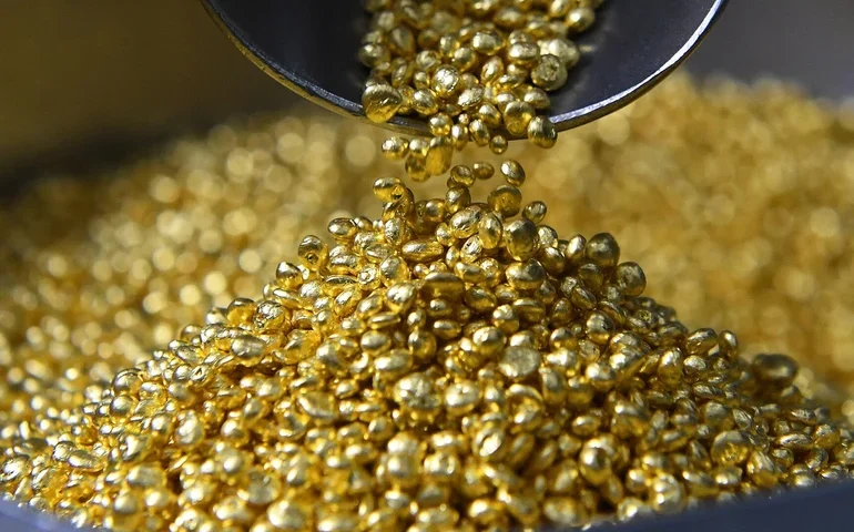 Ouro recua mais de 2% e fecha abaixo dos US$ 5 mil com tensão geopolítica e expectativa pelo Fed