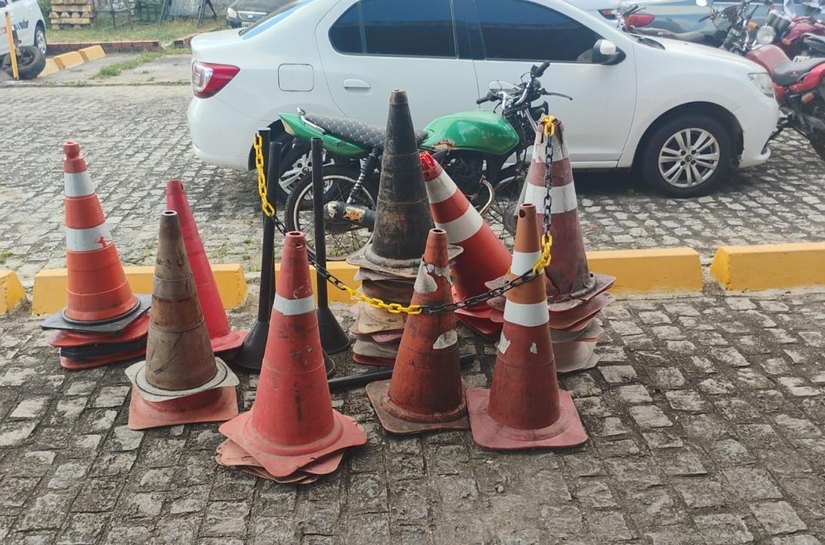 Mais de 40 'guarda vagas' ilegais são retirados de Maceió