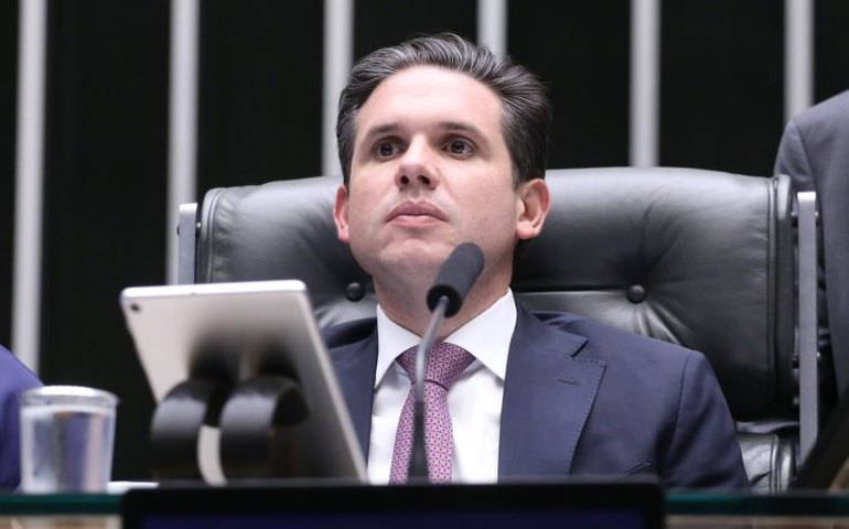Hugo Motta celebra aprovação de projeto que reduz benefícios fiscais federais