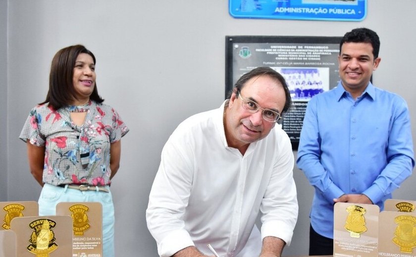 Prefeito Luciano homenageia servidor público e autoriza mais 7 obras em Arapiraca