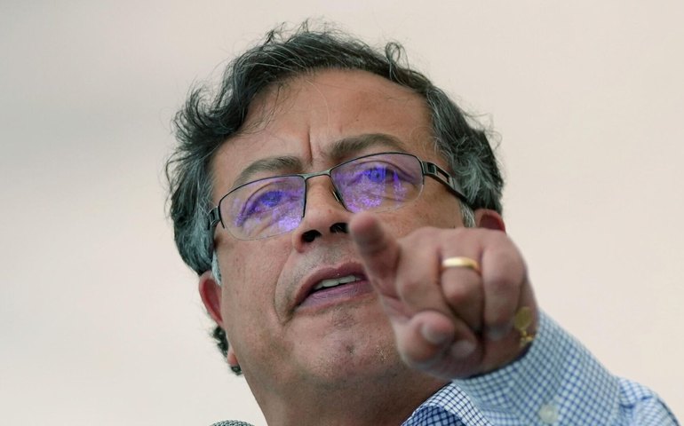 Suspensão provisória de Petro abre controvérsia jurídica na Colômbia