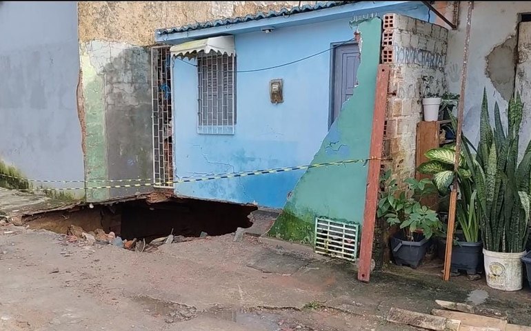 Arapiraca registra afundamento no solo em alguns terrenos no bairro Canafístula