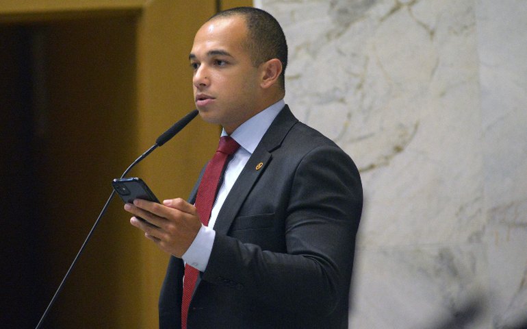 Deputado Douglas Garcia é condenado a pagar R$ 20 mil por dossiê