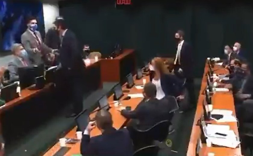 Câmara: Paulo Teixeira é agredido por Diego Garcia em sessão sobre Cannabis