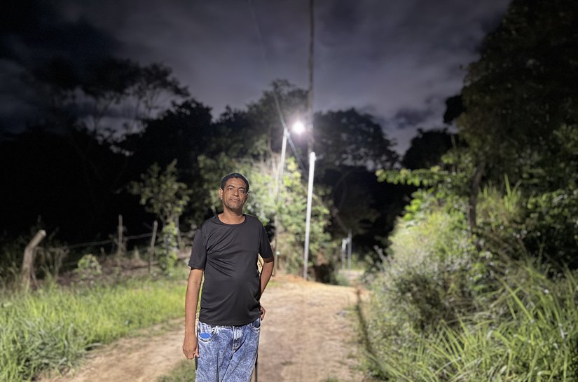 Moradores comemoram chegada de nova iluminação em áreas de díficil acesso na Grota do Andraújo
