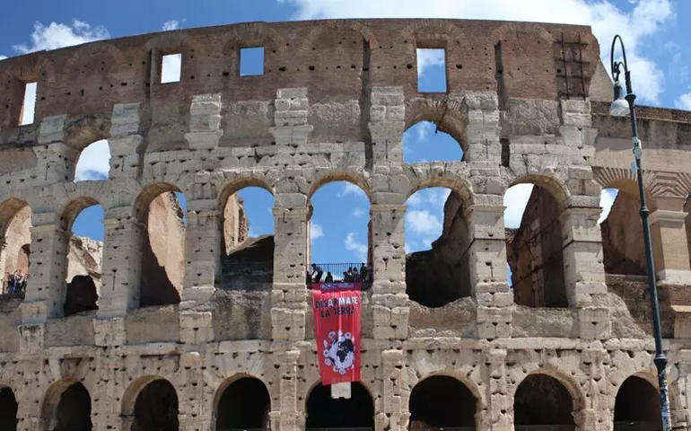 Grupo protesta contra 'hipocrisia de líderes' em adeus ao Papa