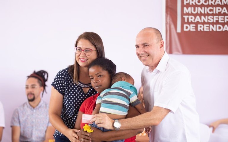 Prefeito lança programa Renda Básica para beneficiar 200 famílias carentes em Olho d’Água das Flores
