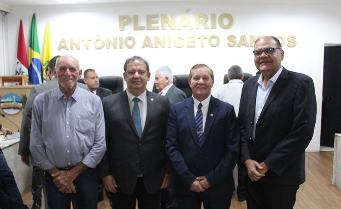 O ex-prefeito do Pilar,  Oziel Barros, o delegado Antônio Lessa ao lado do senador Rafael Tenório e o colunista Marcus Assunção